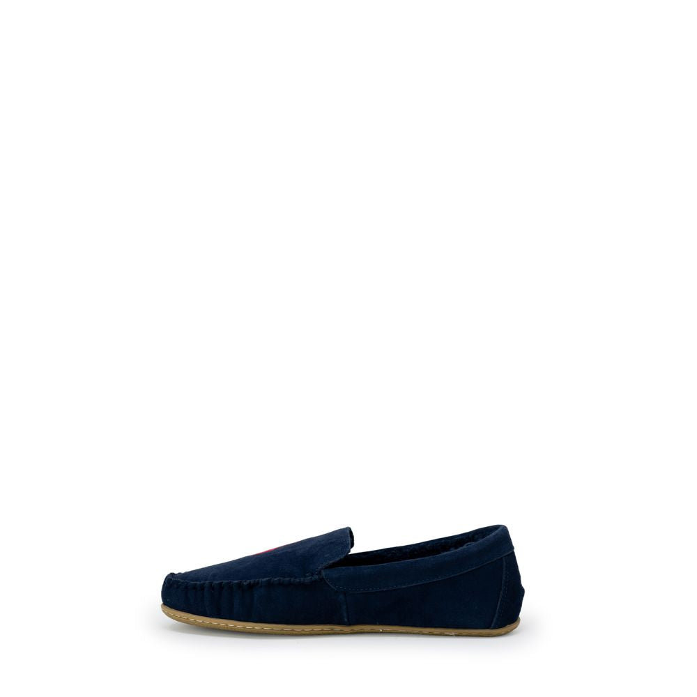 Chaussons en fausse fourrure bleue Ralph Lauren pour femmes, confortables et élégants, avec semelle douce visible.
