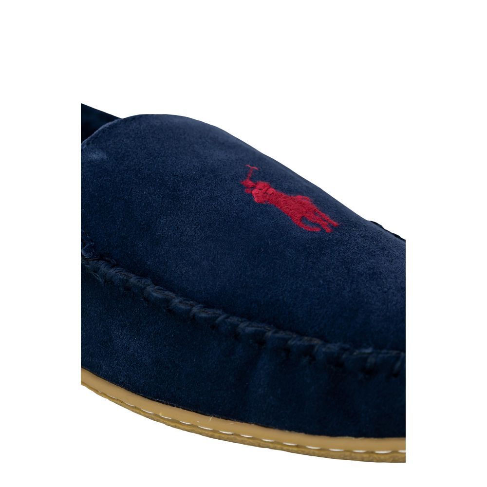 Chaussons en fausse fourrure bleue Ralph Lauren pour un confort élégant et chaud, vue de face sur fond neutre.