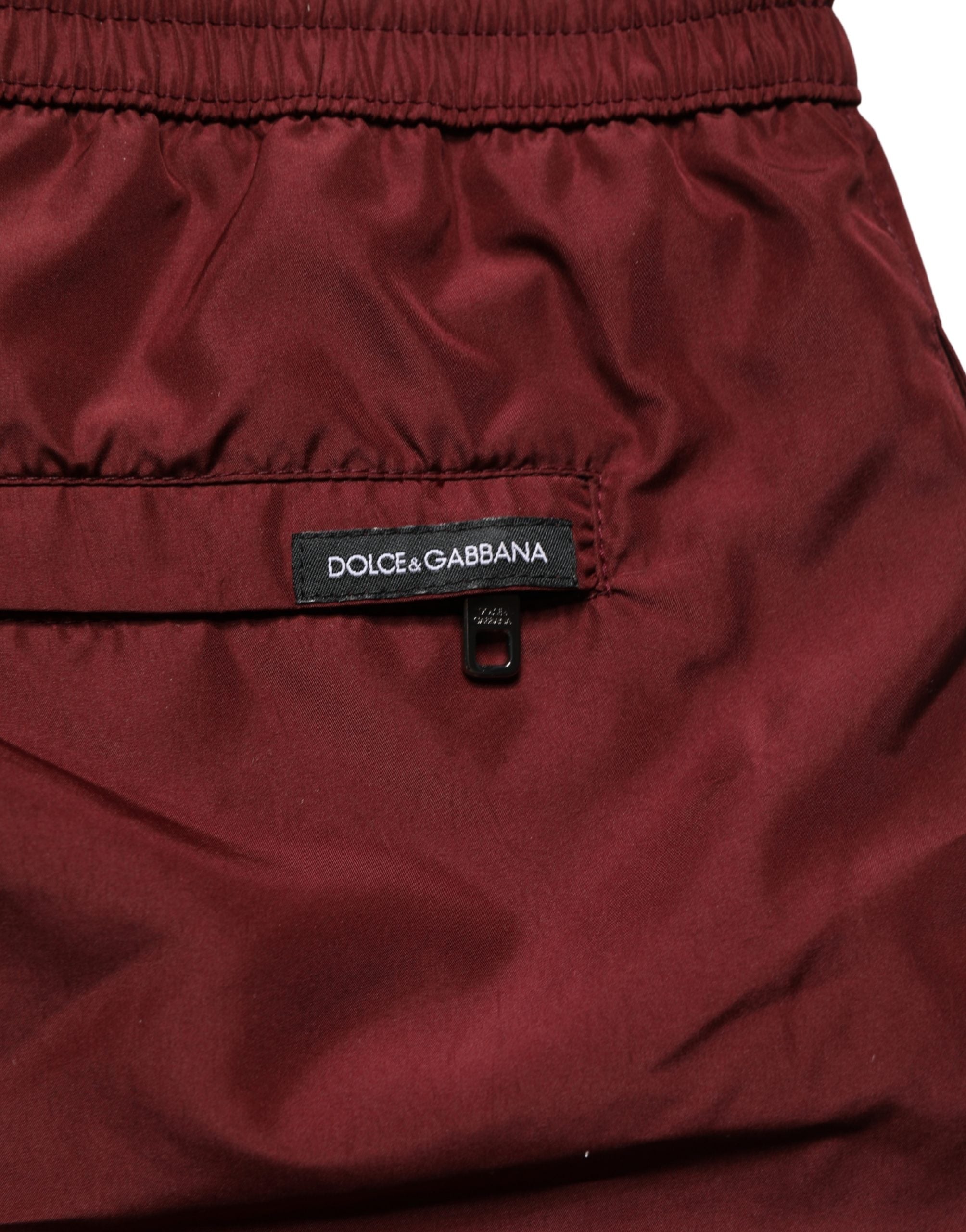 Shorts de bain en polyester marron avec cordons de serrage de la marque Dolce & Gabbana, vue en gros plan.