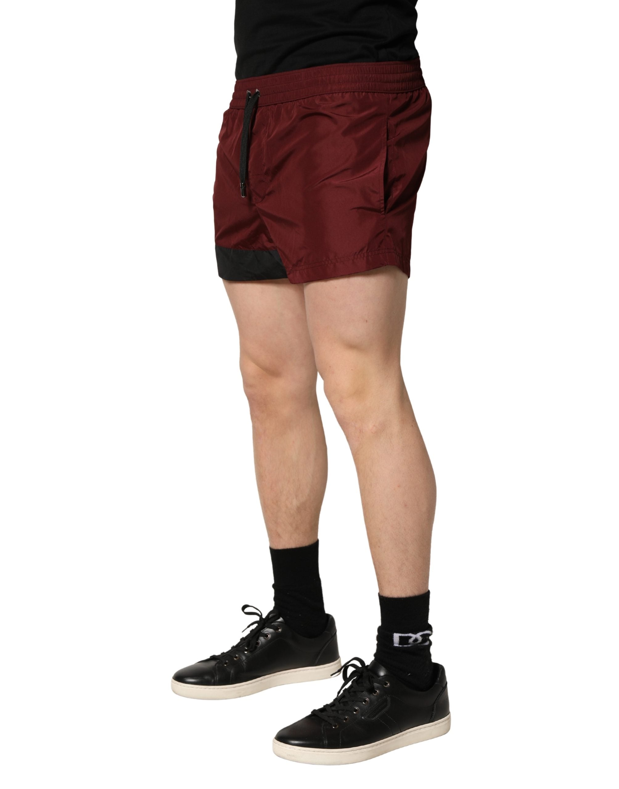 Shorts de bain en polyester bordeaux Dolce & Gabbana avec cordon de serrage, parfaits pour la plage ou la piscine.