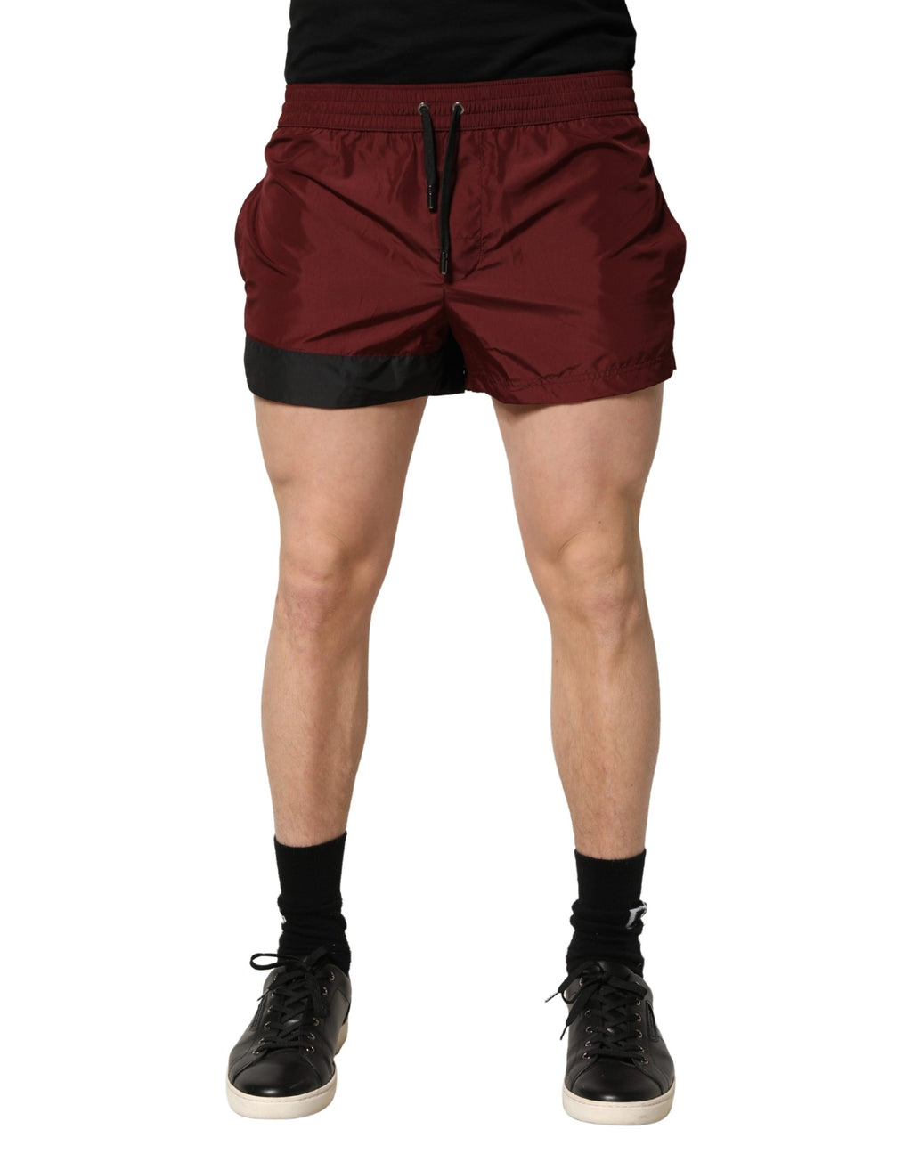 Shorts de bain en polyester couleur bordeaux de Dolce & Gabbana avec cordon de serrage, style swimwear.