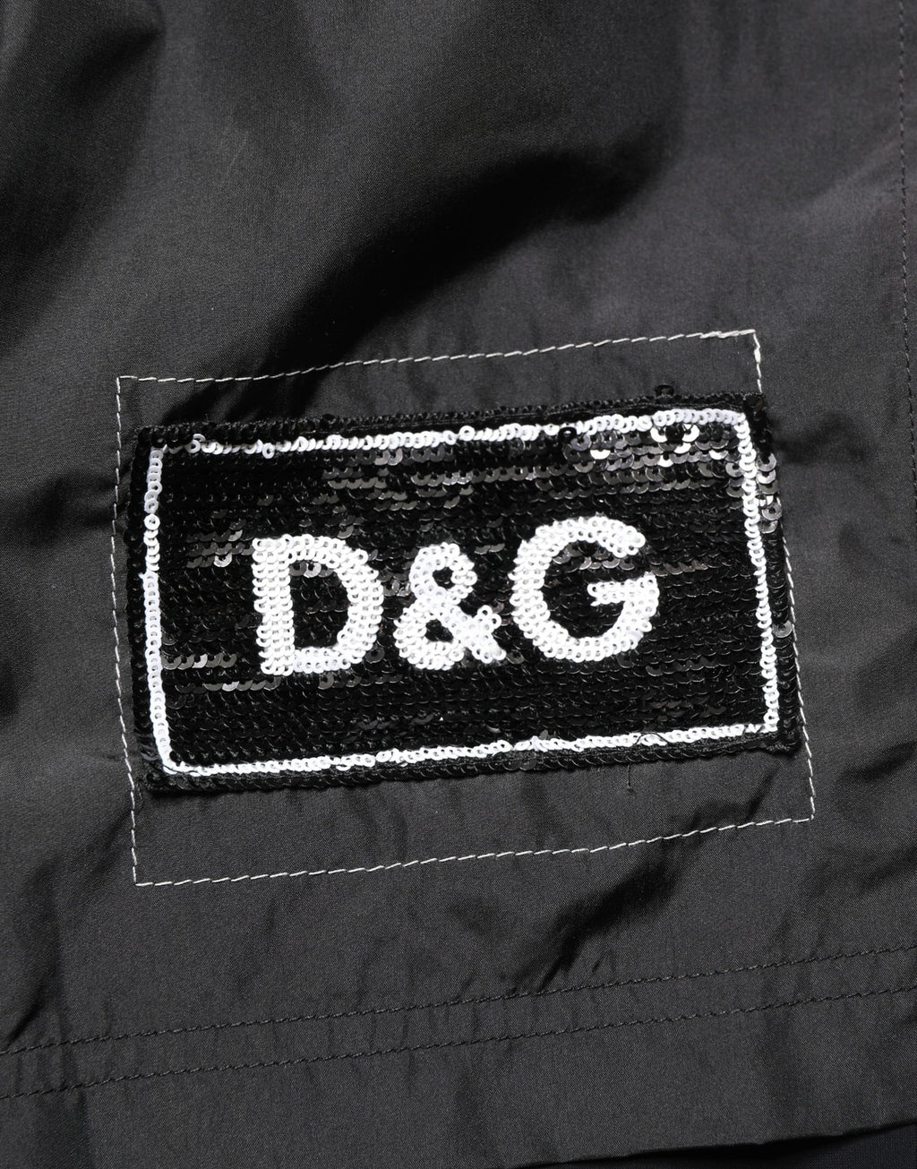Shorts de bain pour homme Dolce & Gabbana en polyester noir avec cordon de serrage, style swimwear élégant et confortable.