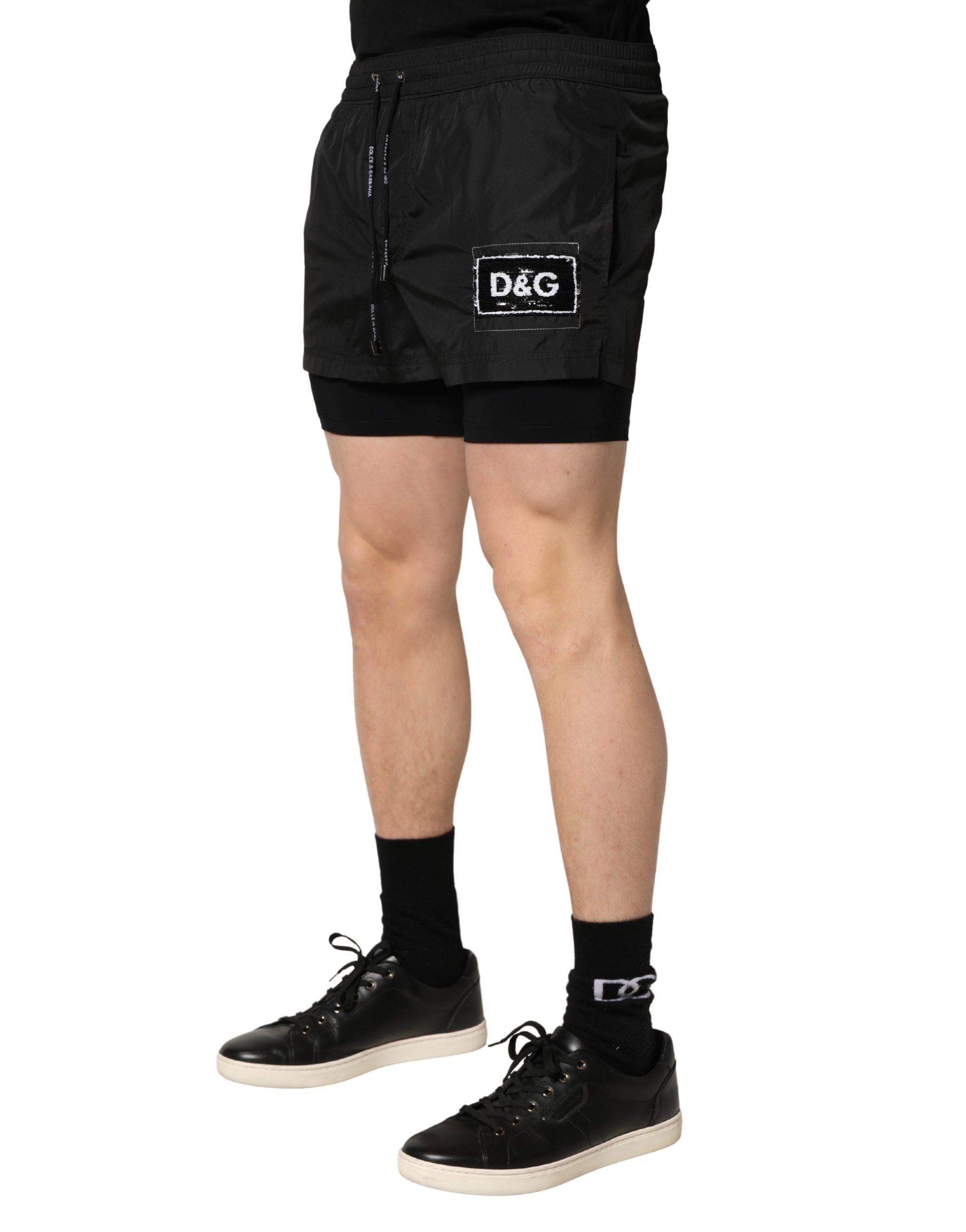 Shorts de bain pour homme Dolce & Gabbana en polyester noir avec cordon de serrage, style décontracté et élégant.