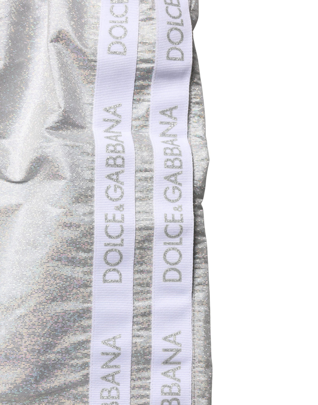 Shorts de bain homme en polyester argenté avec cordon de serrage de la marque Dolce & Gabbana, vue de face.