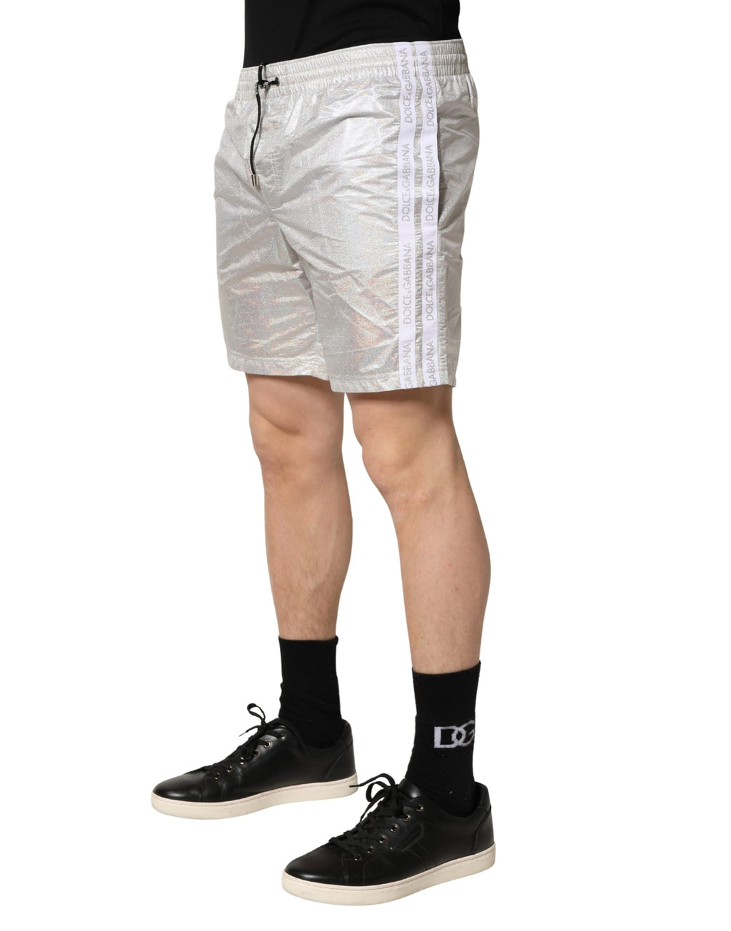 Shorts de bain pour homme Dolce & Gabbana en polyester argenté avec cordon de serrage, style plage et détente.