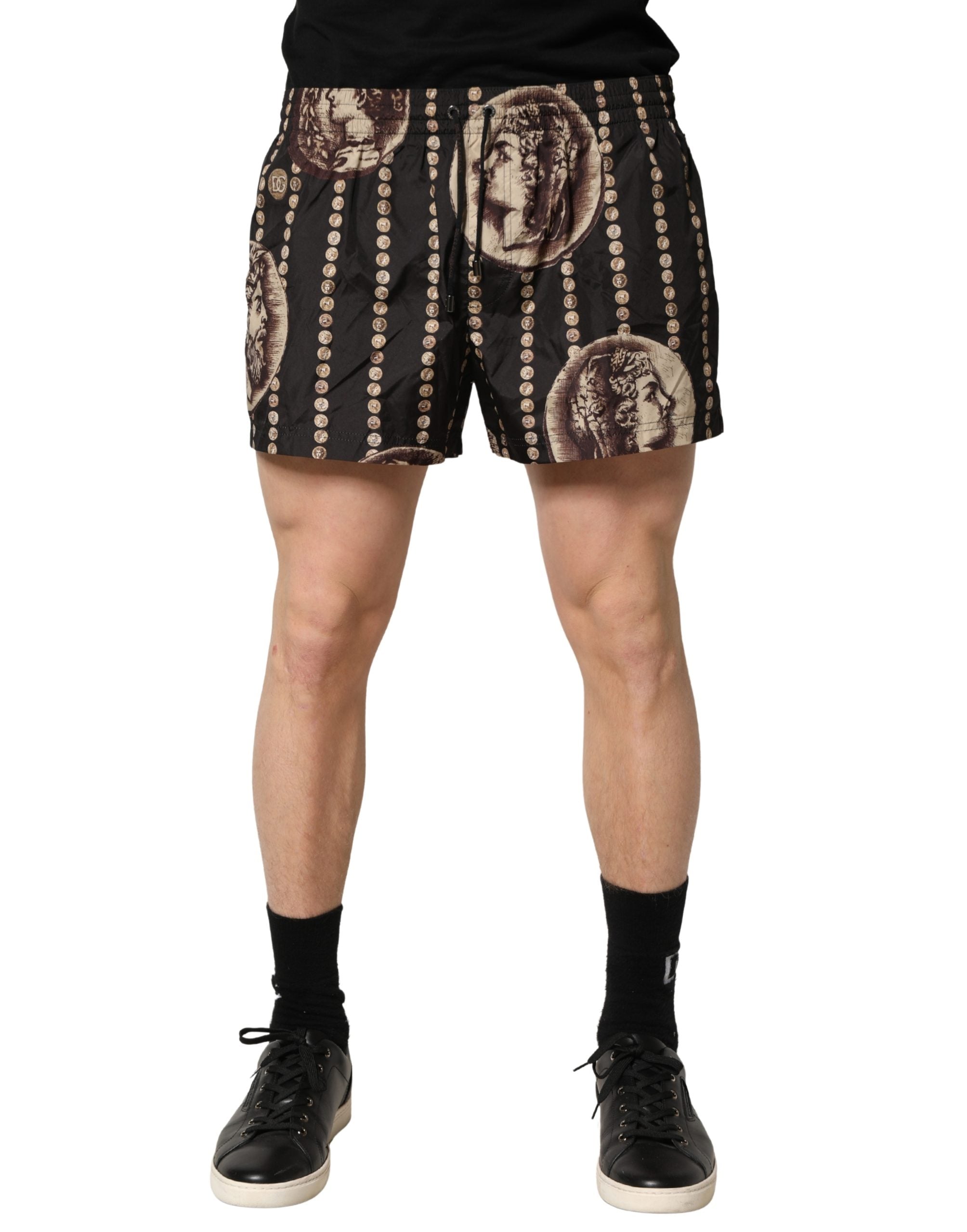Maillot de bain Dolce & Gabbana avec motif de pièces romaines noires et blanches, taille courte et coupe ajustée.