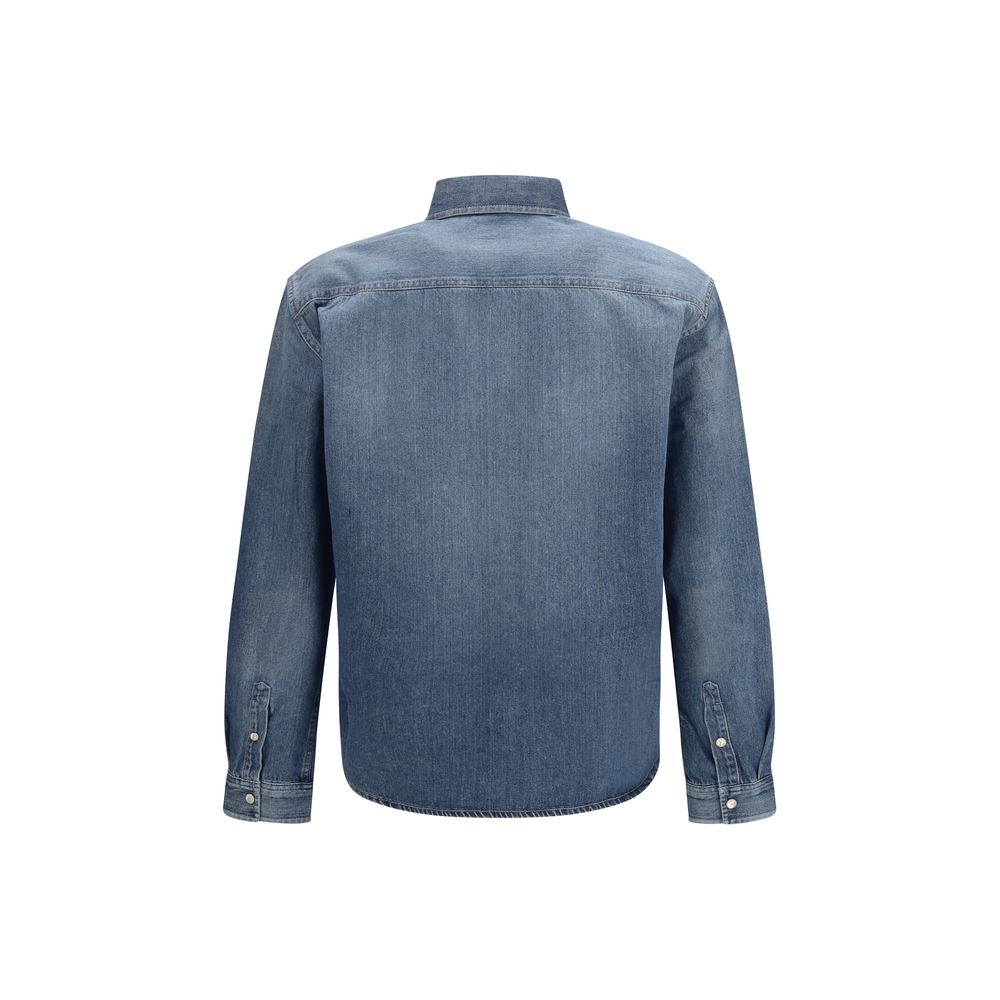 Chemise en jean bleue Saint Laurent avec col classique et boutons, portée décontractée sur un modèle.