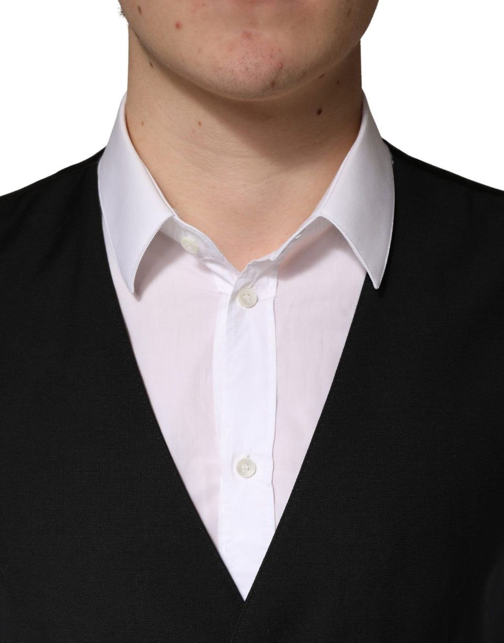 Gilet homme en laine noire Dolce & Gabbana à boutonnières simples, style élégant, porté sur un fond neutre.