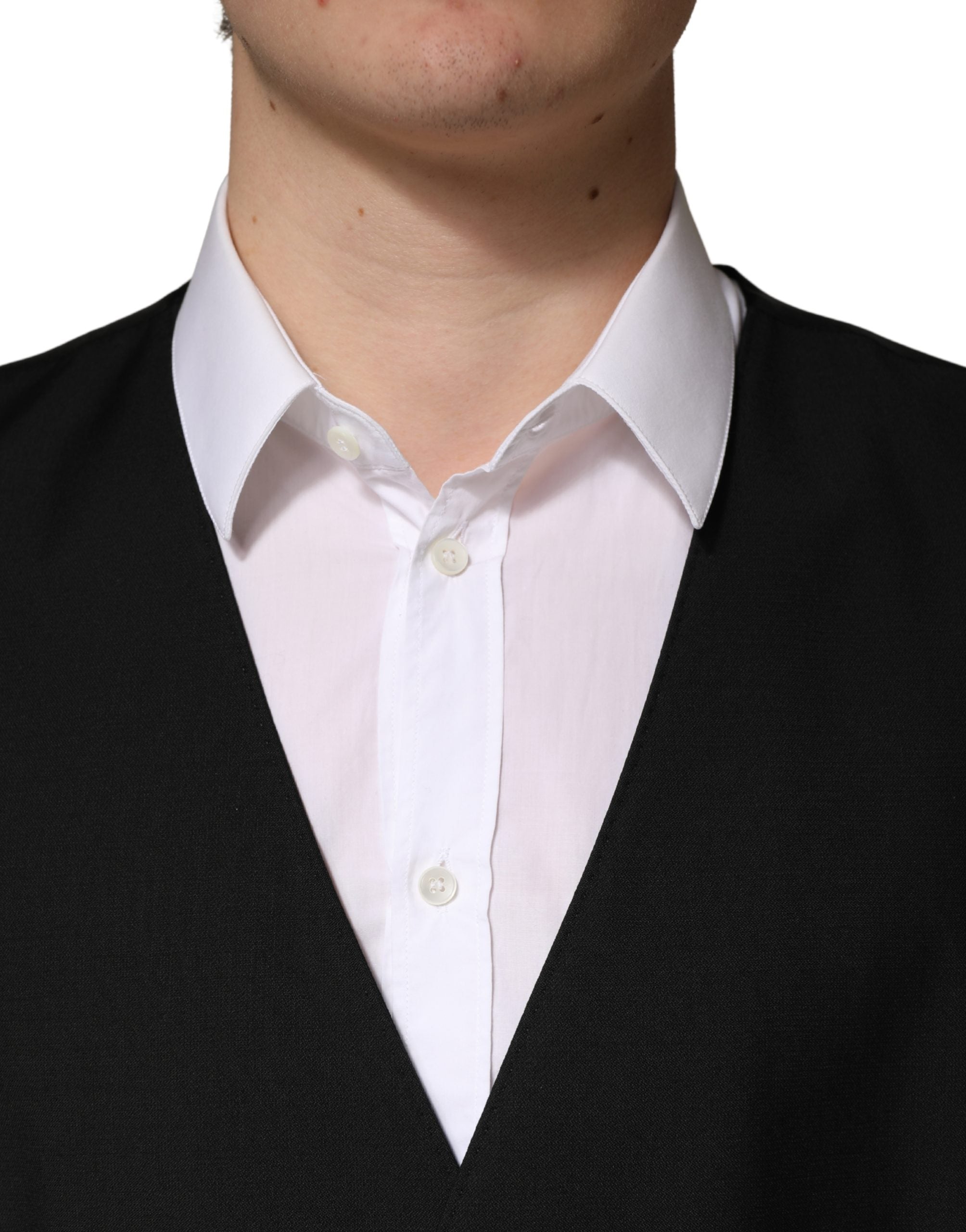 Gilet homme en laine noire Dolce & Gabbana à boutonnière simple, élégant et ajusté, porté sur un mannequin.