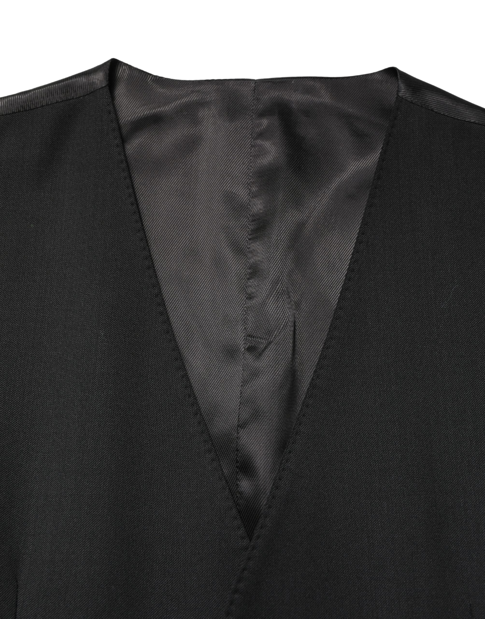 Gilet homme en laine noire Dolce & Gabbana, croisé simple, sans manches, détails élégants, porté sur un mannequin.