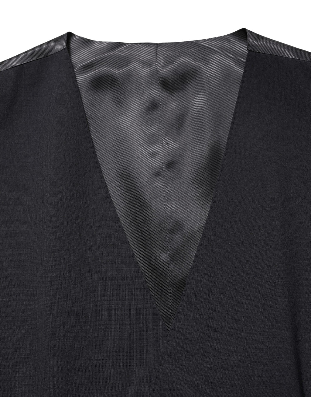 Gilet noir en laine Dolce & Gabbana à simple boutonnage, porté sur un mannequin, détail élégant et couture haut de gamme.