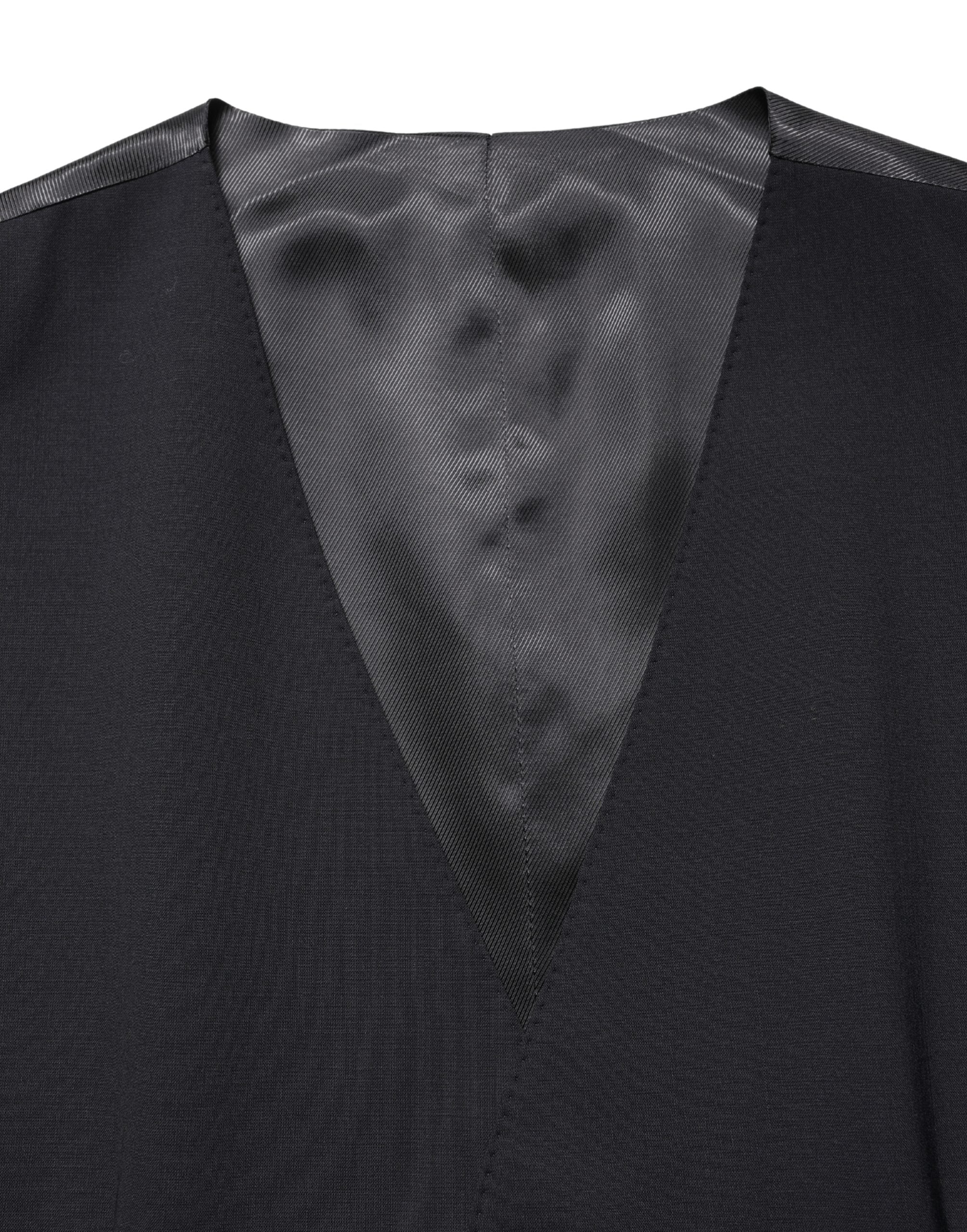 Gilet noir en laine Dolce & Gabbana à simple boutonnage, porté sur un mannequin, détail élégant et couture haut de gamme.