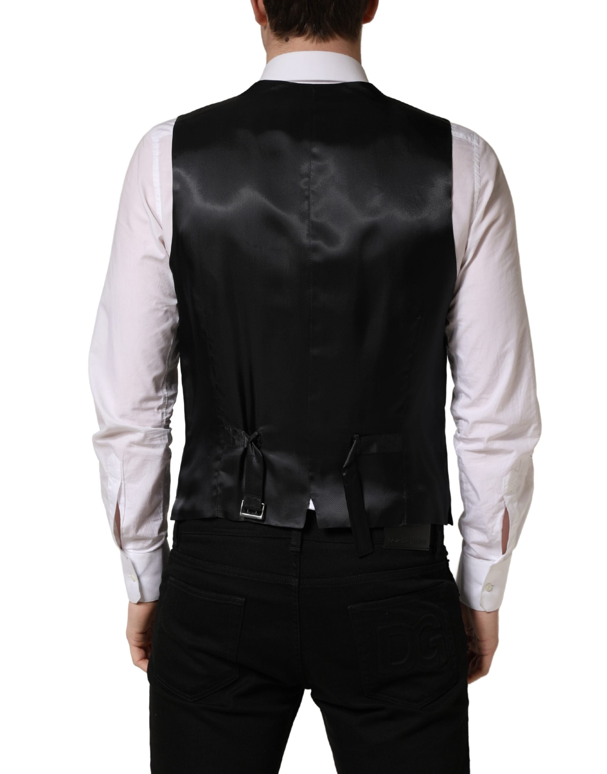 Gilet en laine noir Dolce & Gabbana à simple boutonnage, ajusté, avec col en V, porté sur un fond neutre.