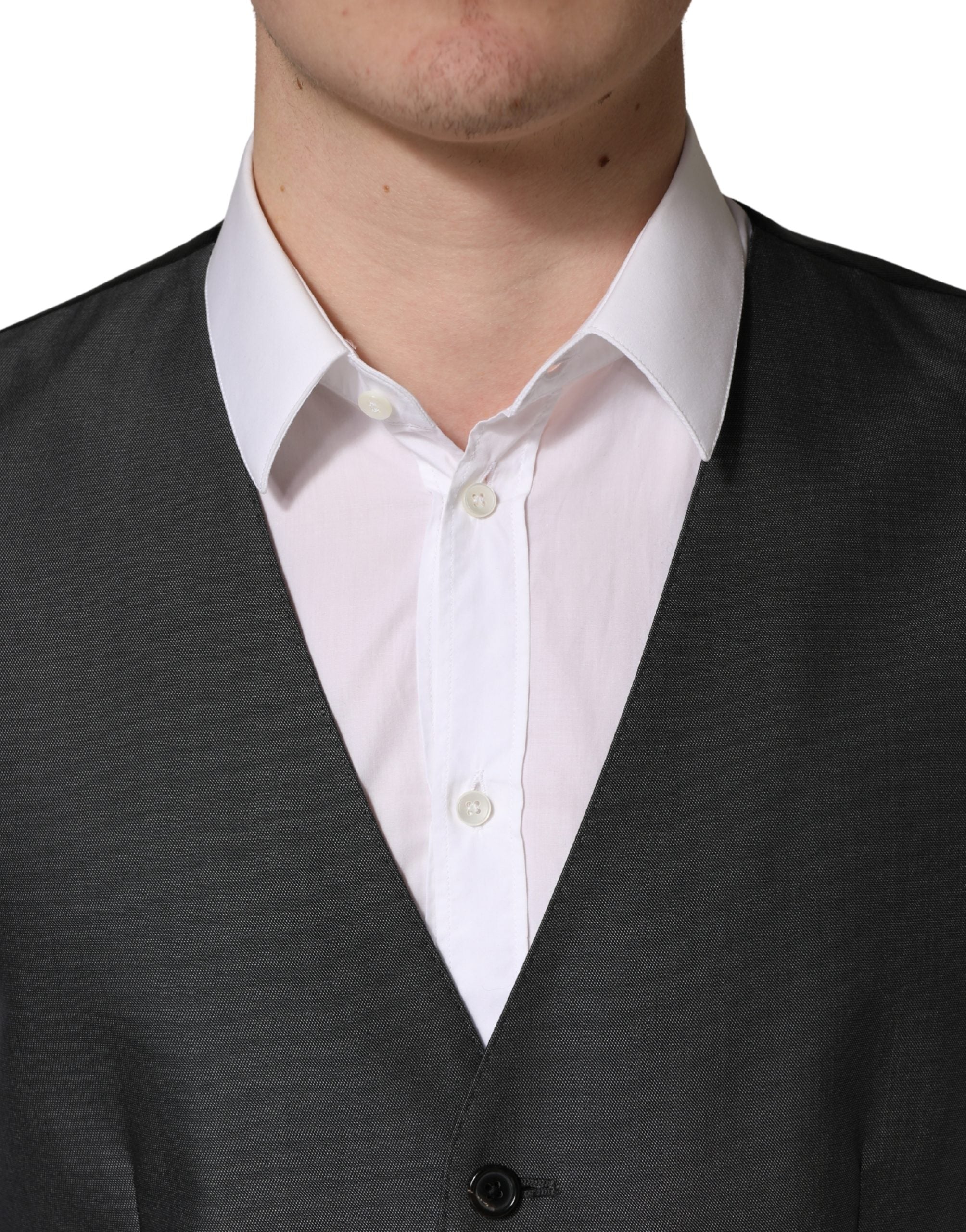 Gilet homme gris foncé Dolce & Gabbana à simple boutonnage, tissu élégant, porté sur un mannequin.