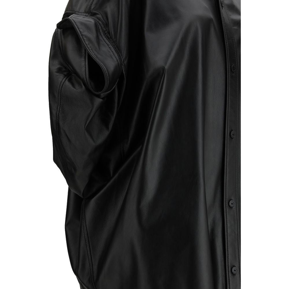 Chemise à manches courtes Balenciaga en peau d'agneau noire avec motif Aries, détail élégant et texture douce visible.