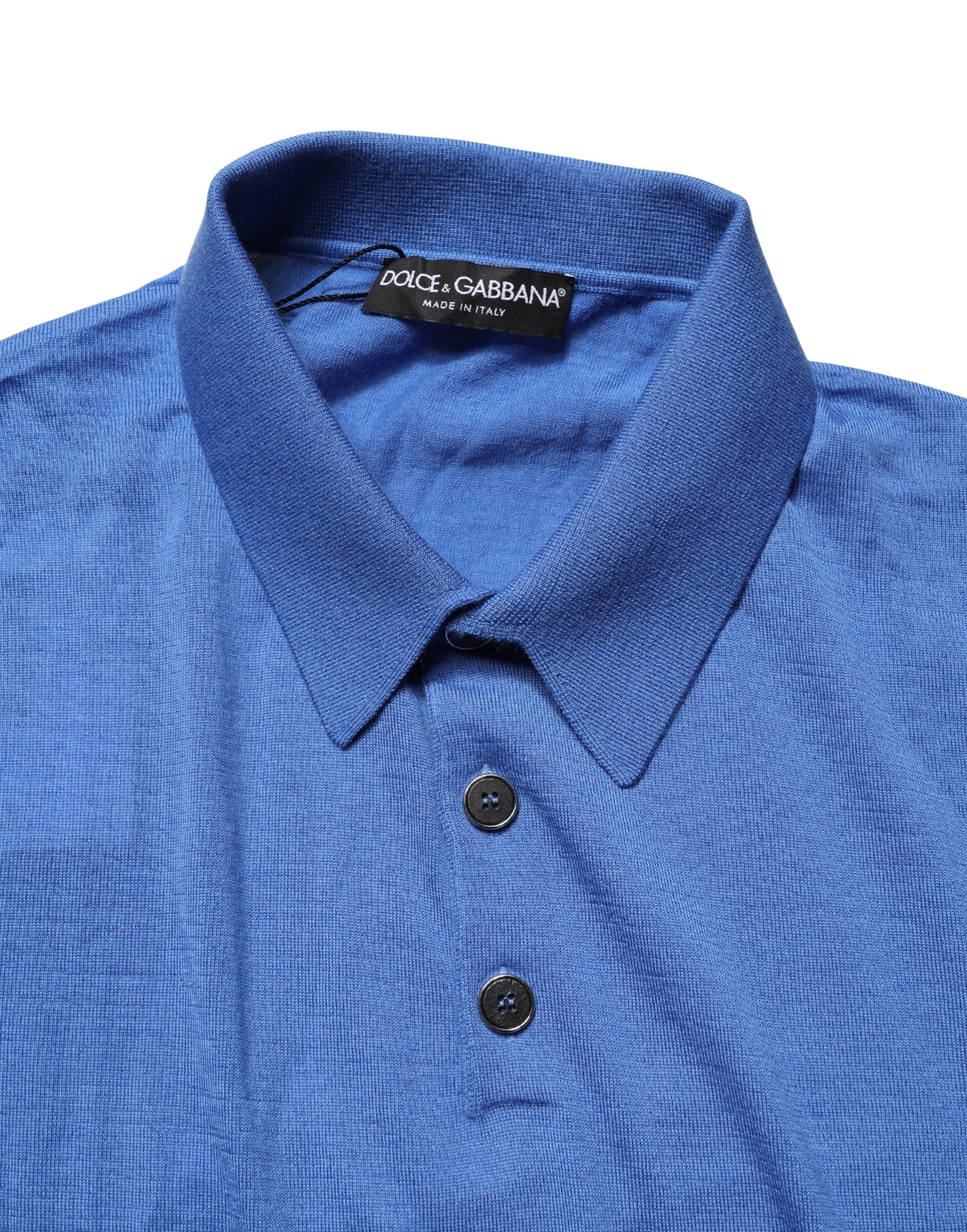 Polo Dolce & Gabbana en cachemire bleu à manches courtes, élégant et confortable, visible sur le mannequin.