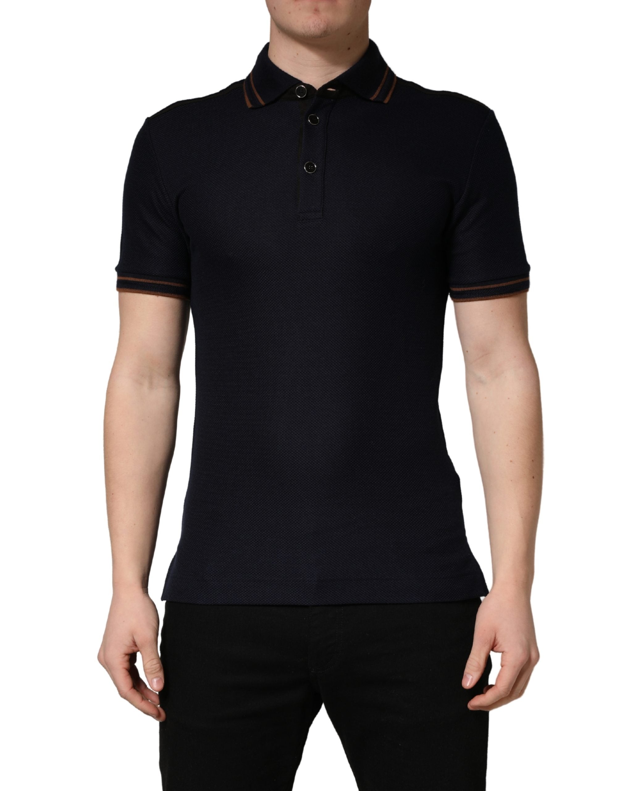 Polo homme en soie bleu foncé de Dolce & Gabbana avec manches courtes et col classique, porté sur un mannequin.