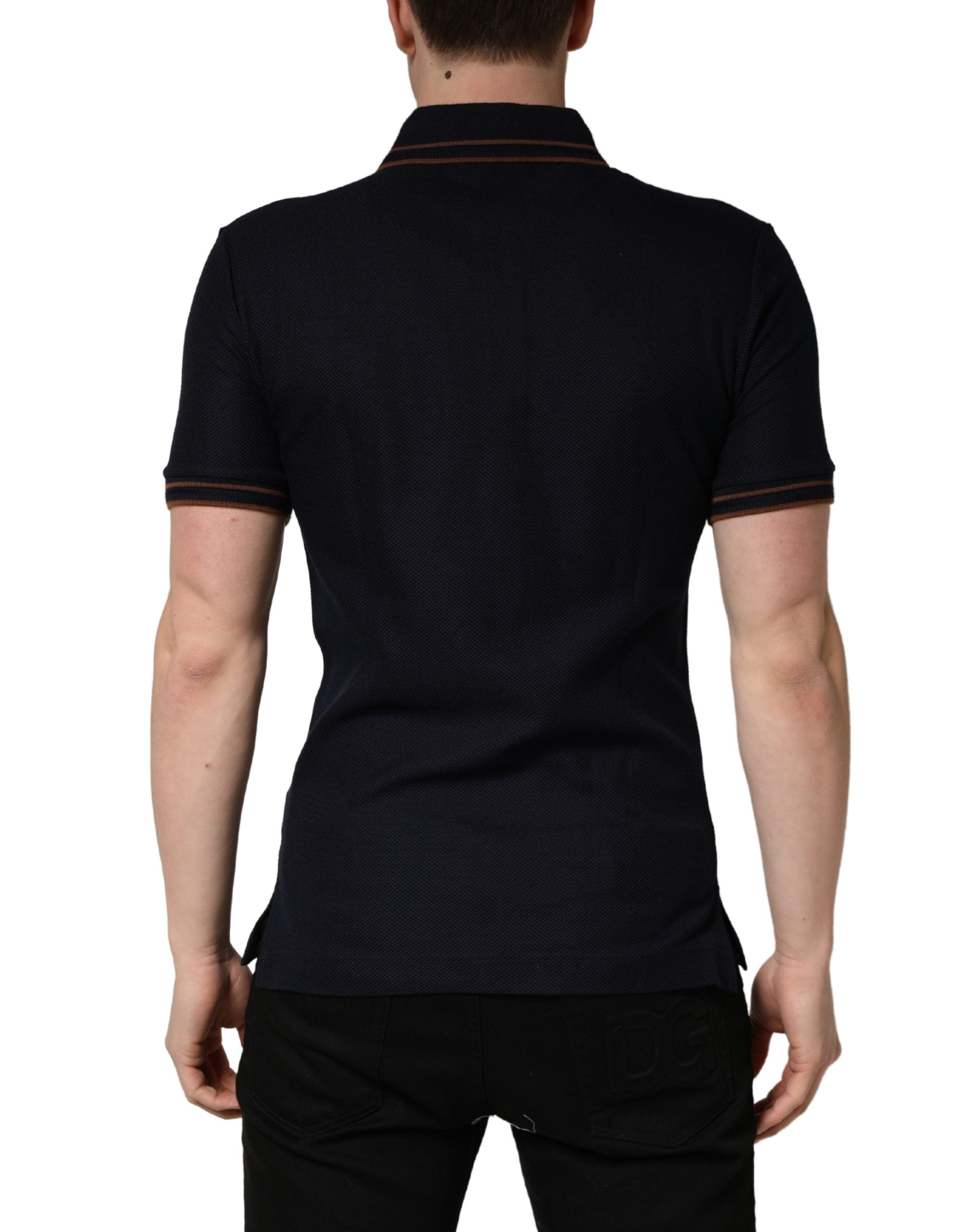 Polo homme Dolce & Gabbana en soie bleu foncé à manches courtes, style élégant et tissu doux visible sur l'image.