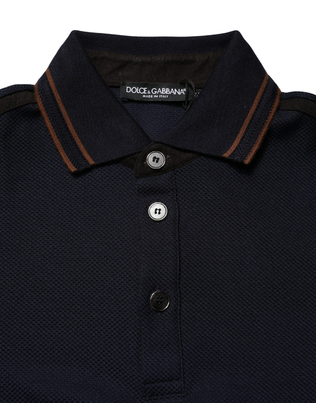Polo homme Dolce & Gabbana en soie bleu foncé à manches courtes, style élégant et tissu doux visible sur le t-shirt.