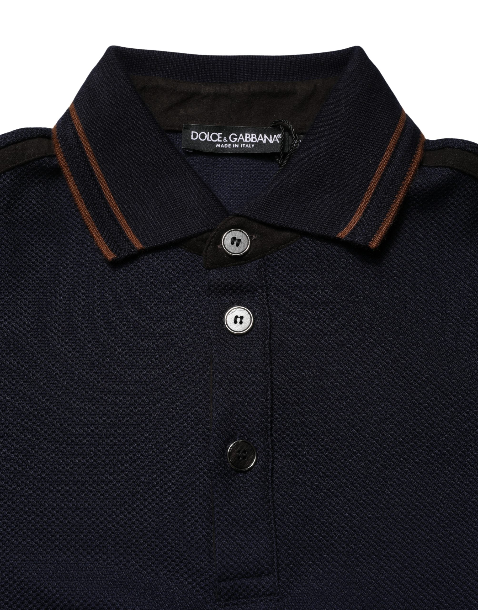 Polo homme Dolce & Gabbana en soie bleu foncé à manches courtes, style élégant et tissu doux visible sur le t-shirt.