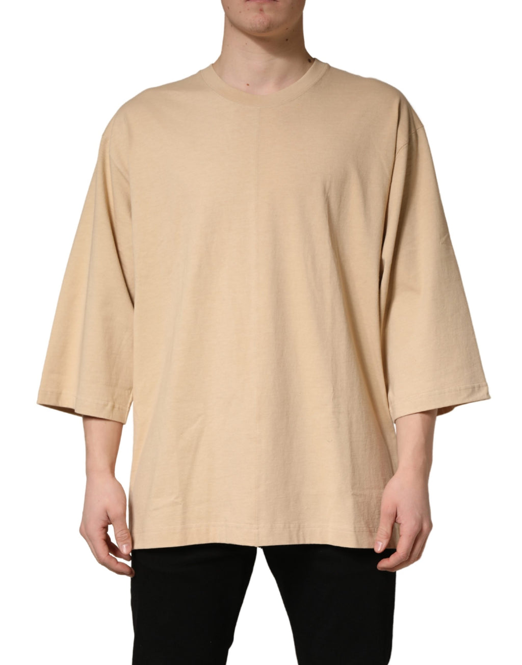 T-shirt beige en coton de Dolce & Gabbana, coupe oversized, col rond, porté décontracté.
