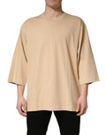 T-shirt beige en coton de Dolce & Gabbana, coupe oversized, col rond, porté décontracté.