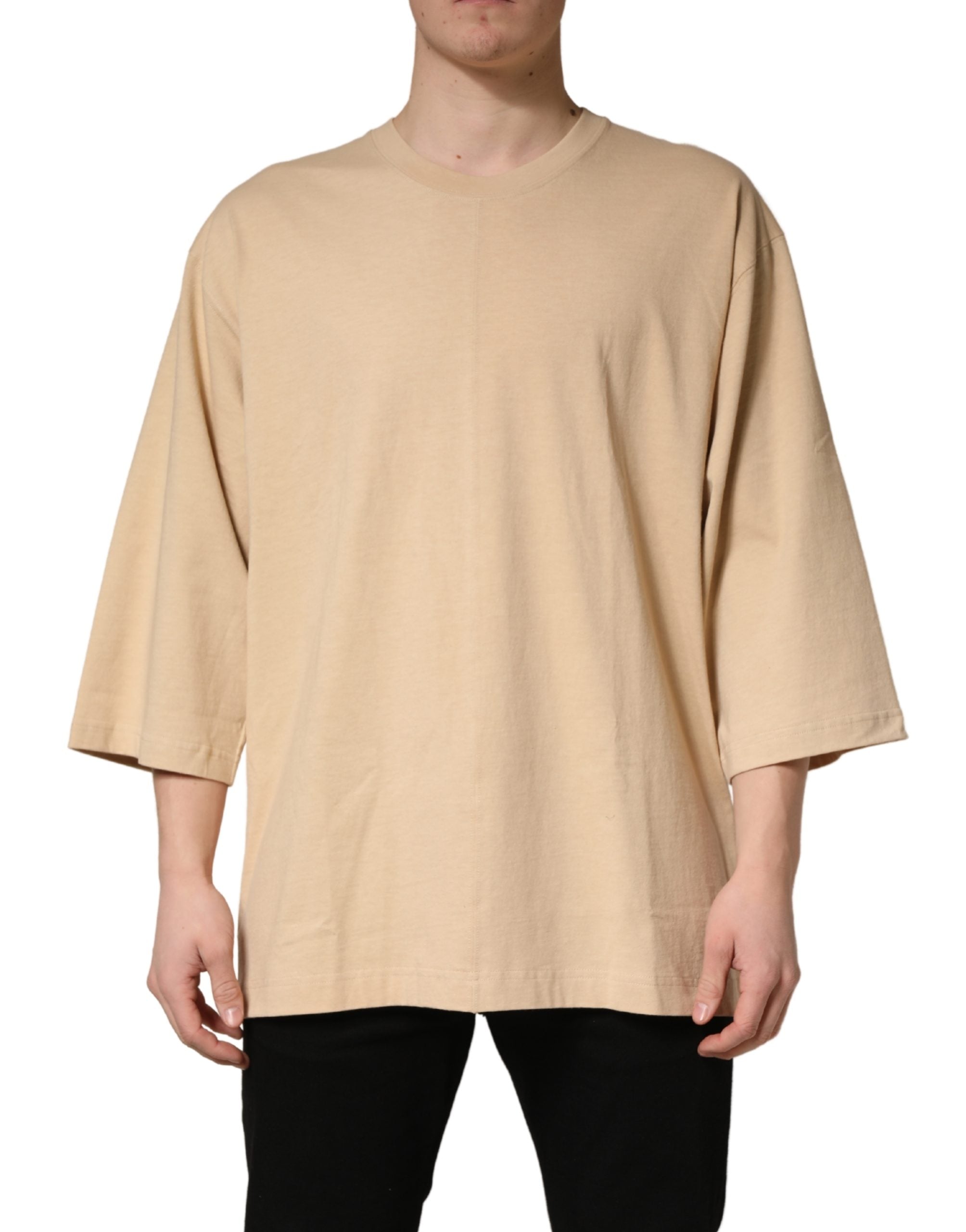T-shirt beige en coton de Dolce & Gabbana, coupe oversized, col rond, porté décontracté.