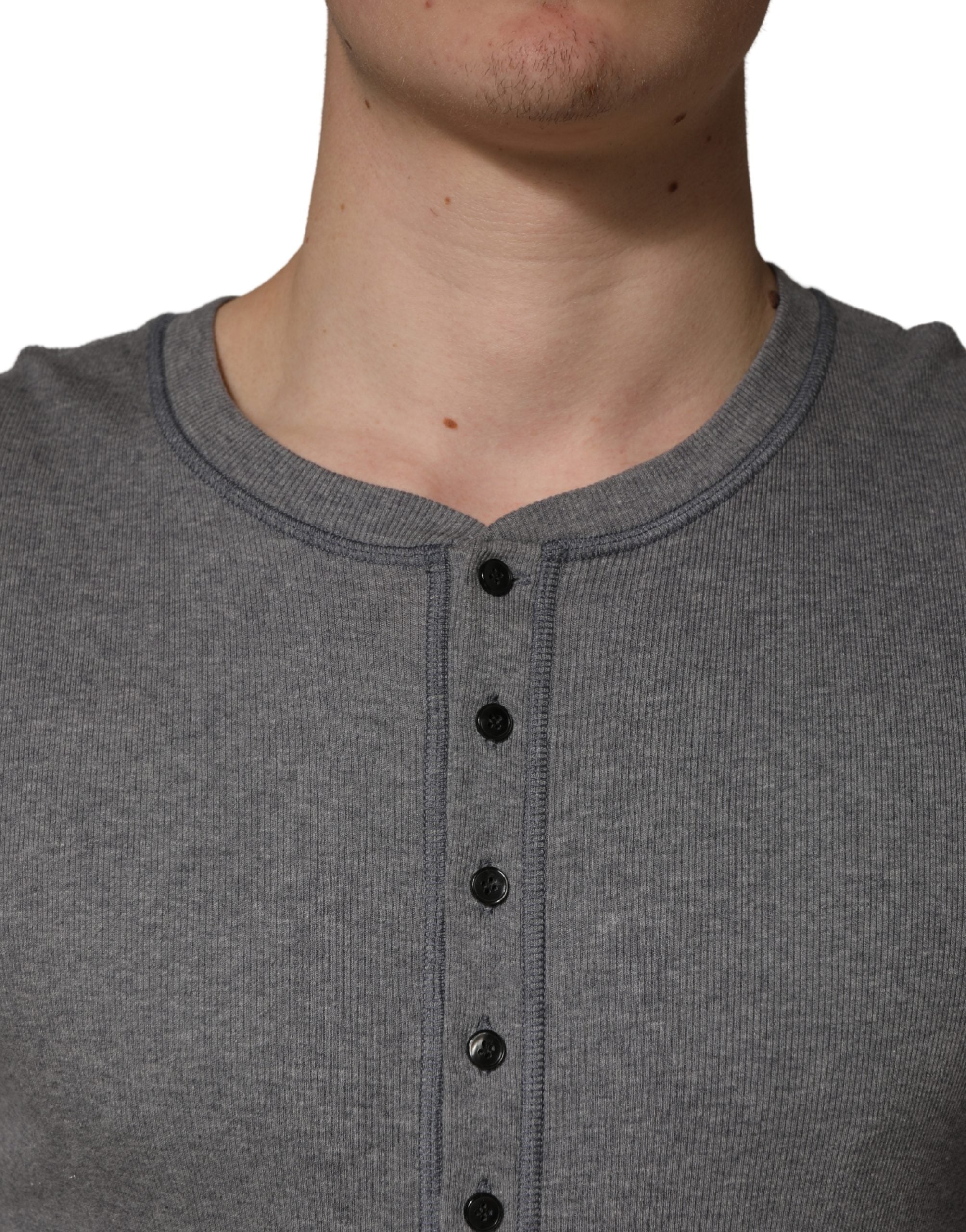 T-shirt à manches longues en coton gris à rayures, style Henley, de la marque Dolce & Gabbana, en tissu côtelé.