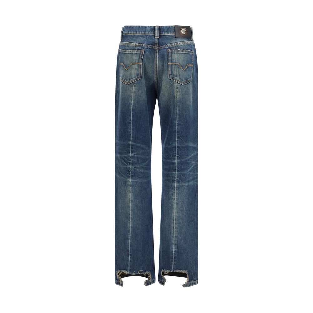 Jeans droits en coton bleu de la marque Versace, vue de face, avec détails de couture et étiquette de logo visible.