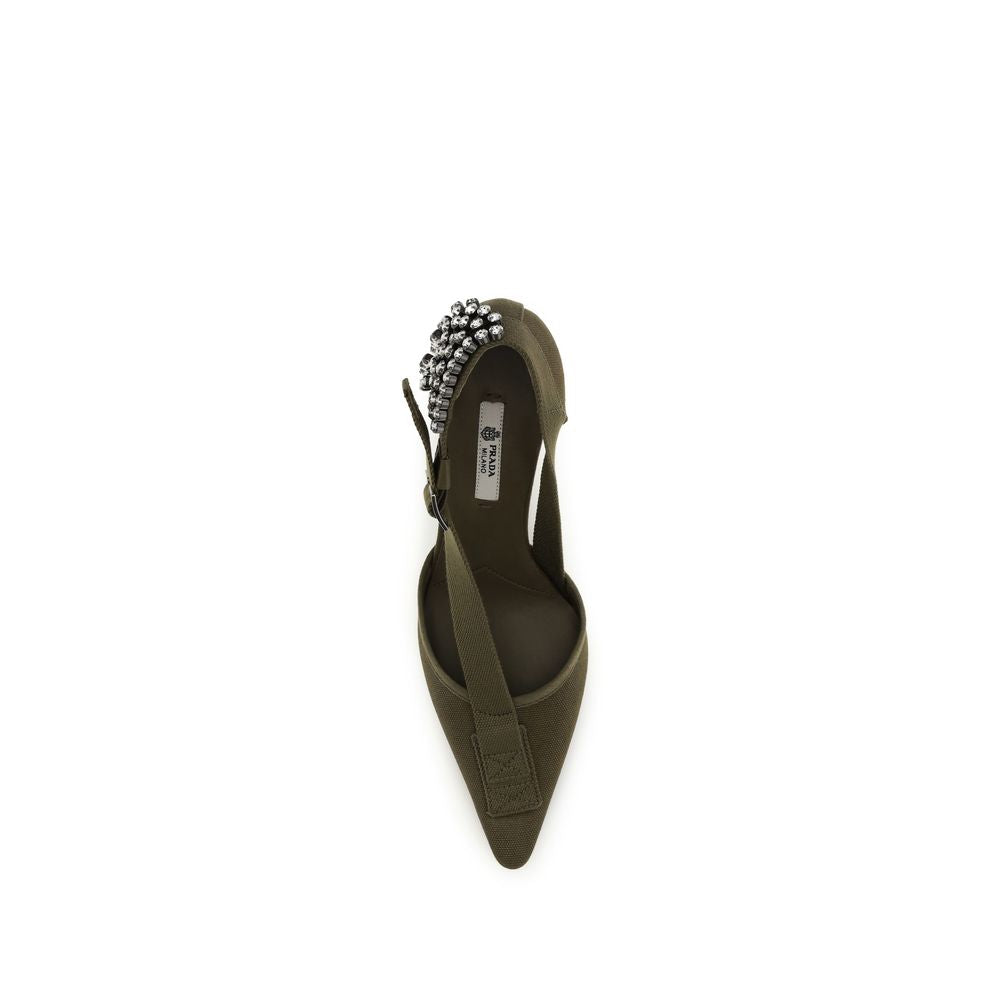 Escarpins à talons hauts Prada en coton bicolore, élégants et sophistiqués, en gros plan sur le modèle.