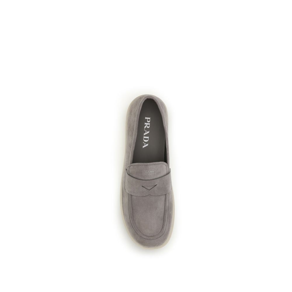Chaussures Prada en cuir de veau gris Bos Taurus, mocassins à enfiler élégants pour homme.