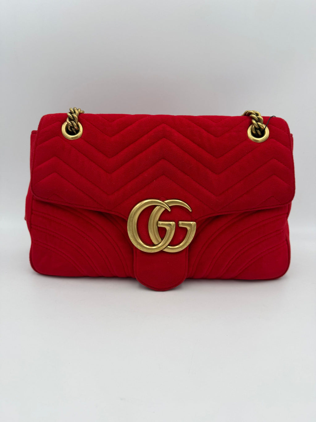 Sac à main en velours rouge Gucci Marmont, style élégant avec détails en métal doré, pour femme.