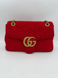 Sac à main en velours rouge Gucci Marmont, style élégant avec détails en métal doré, pour femme.
