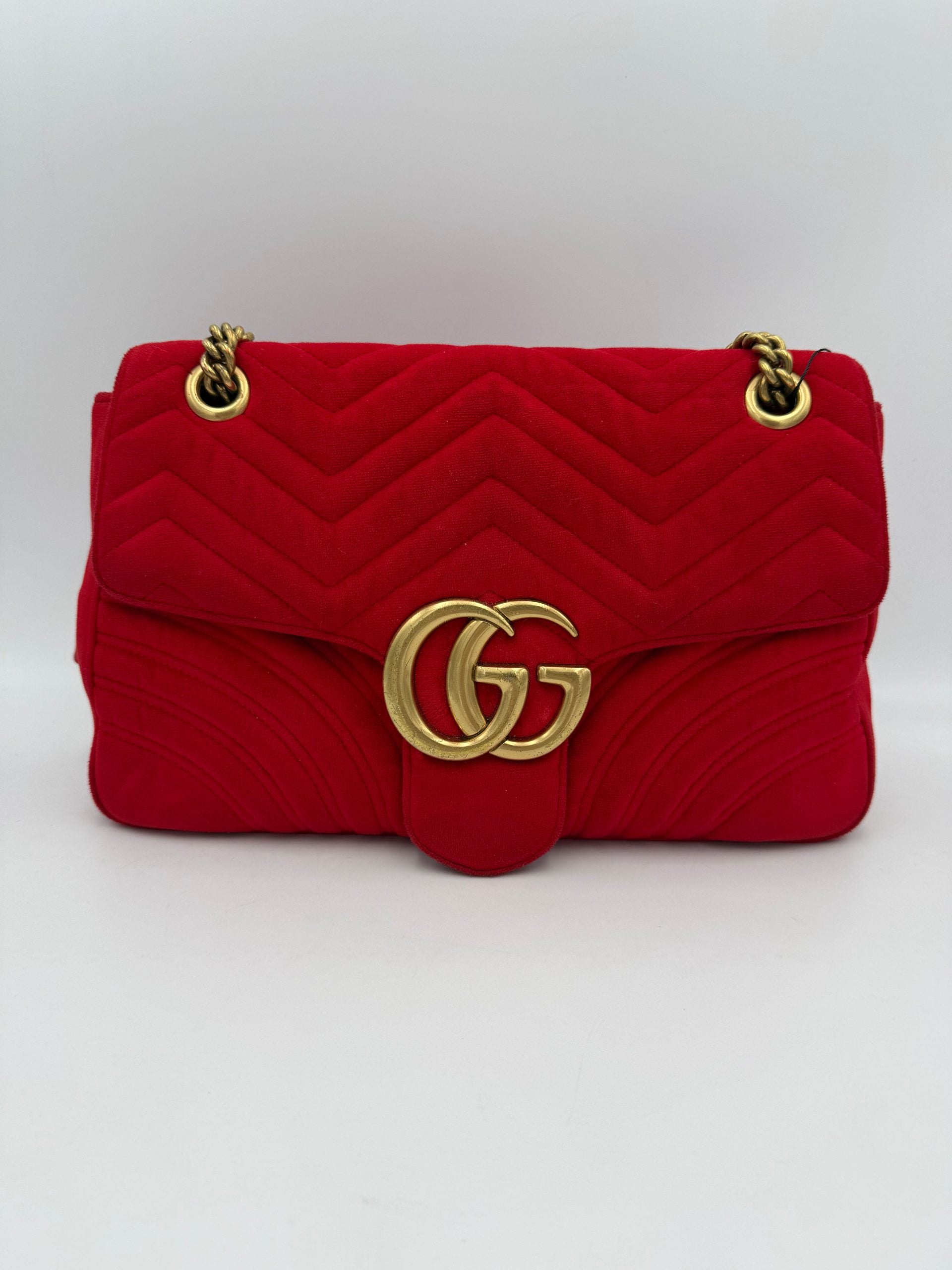 Sac à main en velours rouge Gucci Marmont, style élégant avec détails en métal doré, pour femme.