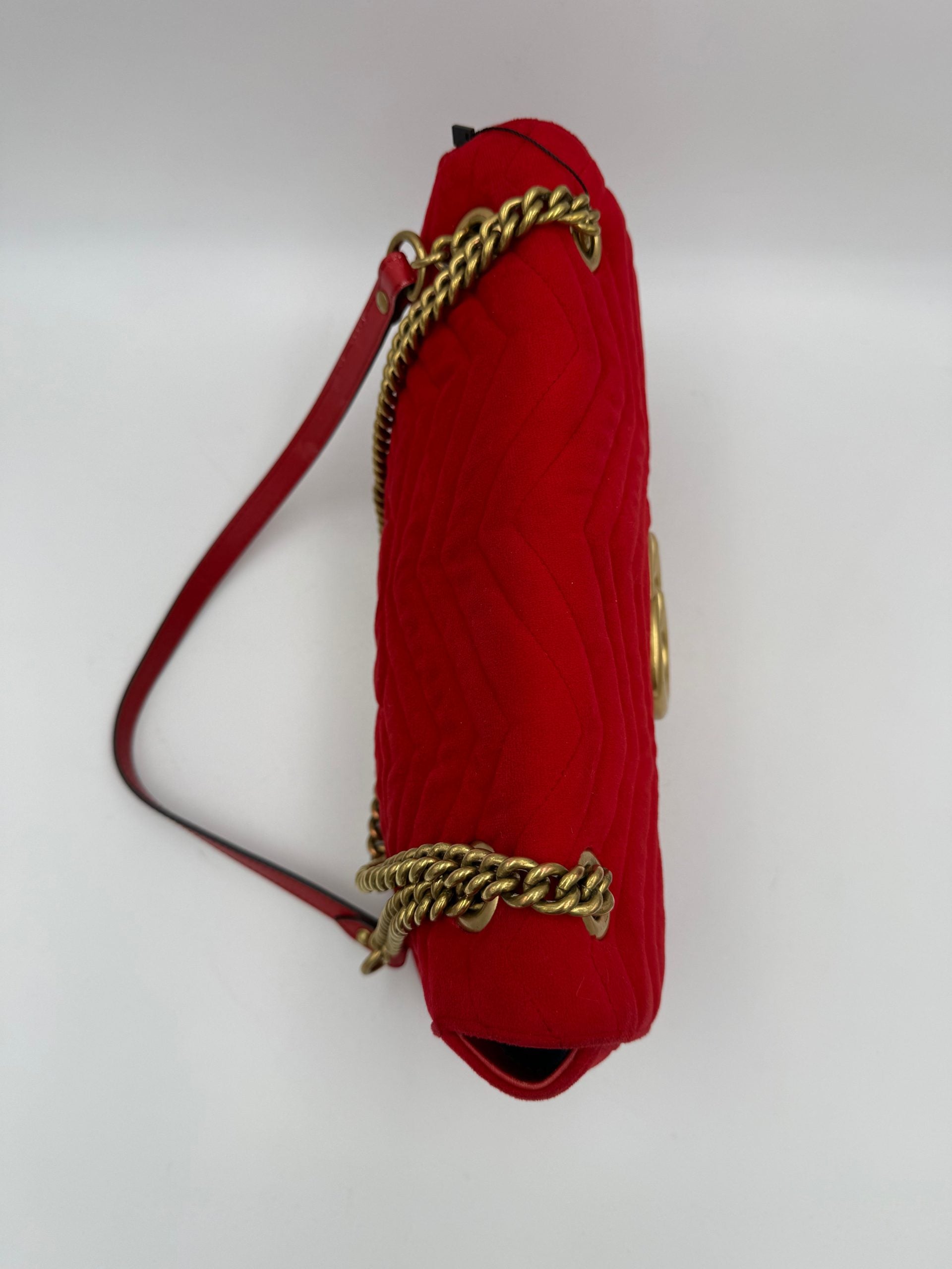 Sac à main Gucci Marmont en velours rouge, design élégant avec logo emblématique, idéal pour un style sophistiqué.