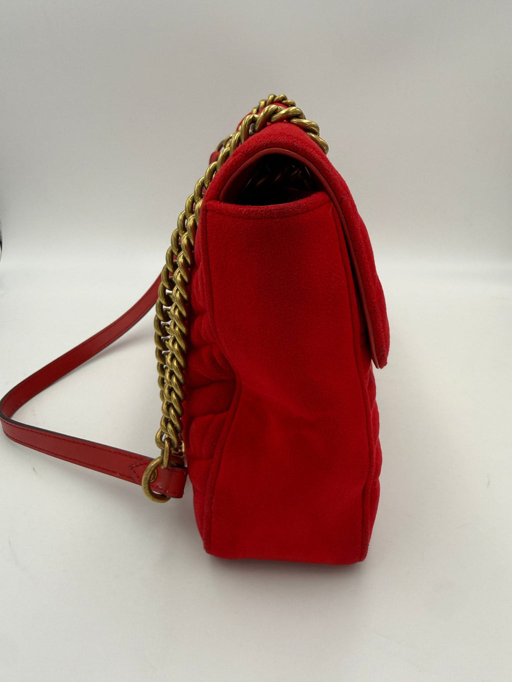 Sac à main Gucci Marmont en velours rouge, avec logo emblématique, design élégant et finition raffinée.