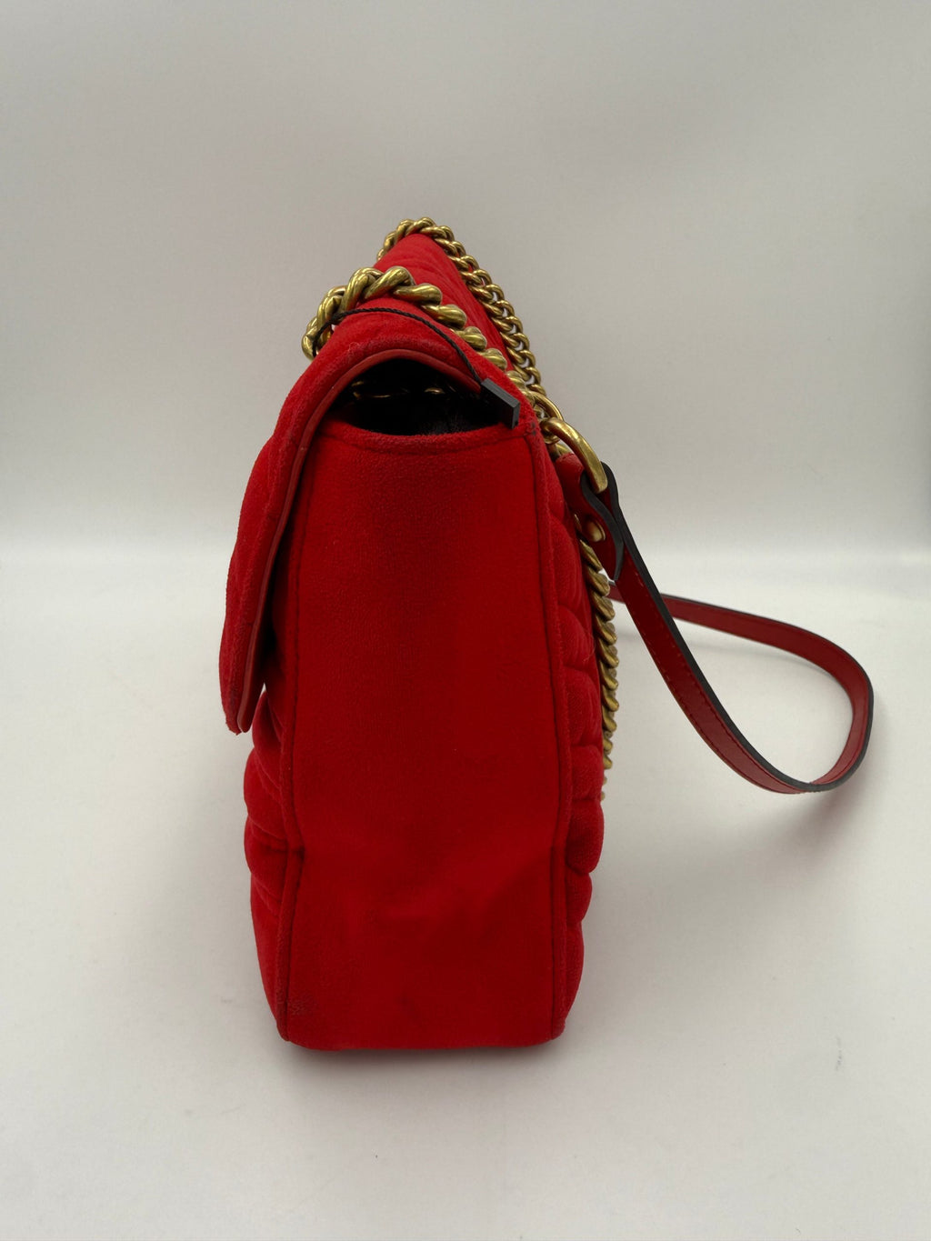 Sac à main Gucci Marmont en velours rouge, élégant et élégant avec chaîne dorée, pour un look sophistiqué.