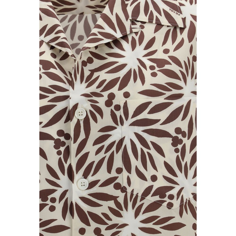 Chemise en coton marron à motif de Prada, vêtement élégant avec design sophistiqué et détails raffinés.