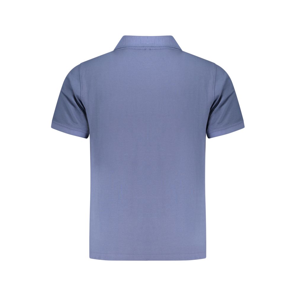 Polo homme en coton biologique bleu de la marque Pepe Jeans, avec col et manches courtes, porté par un mannequin.