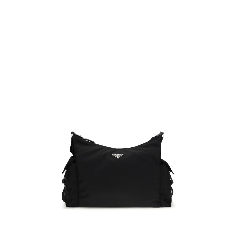 Sac à bandoulière Prada en polyamide recyclé noir, design élégant avec détails modernes et logo Prada visible sur le devant.