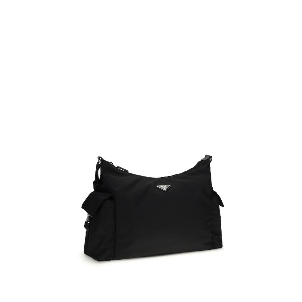 Sac à bandoulière Prada en polyamide recyclé noir, avec détails élégants et design moderne.