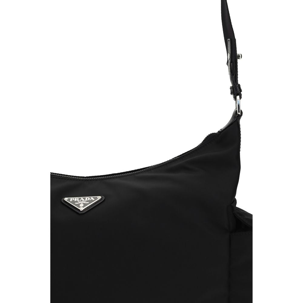 Sac à épaules Prada en polyamide recyclé noir, élégant et durable, avec détails modernes et finition soignée.
