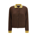 Cardigan en cachemire marron Prada, mode élégante, avec boutons et logo Prada visible, porté dans un style décontracté.