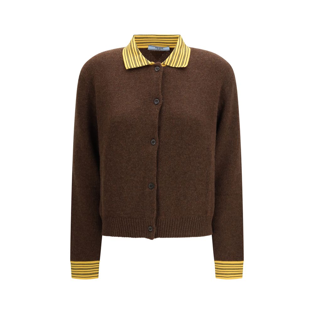 Cardigan en cachemire marron Prada, mode élégante, avec boutons et logo Prada visible, porté dans un style décontracté.