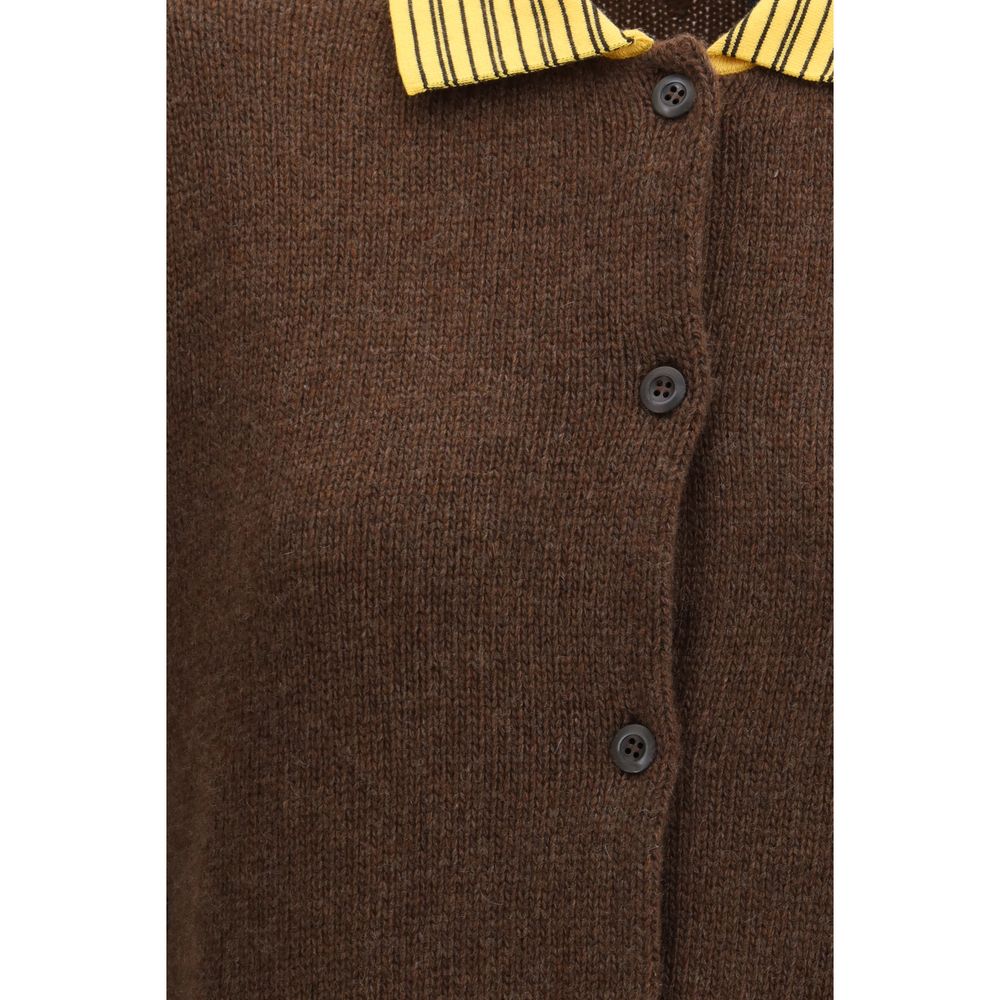 Cardigan en cachemire marron Prada pour homme ou femme, doux et élégant, porté sur un mannequin.