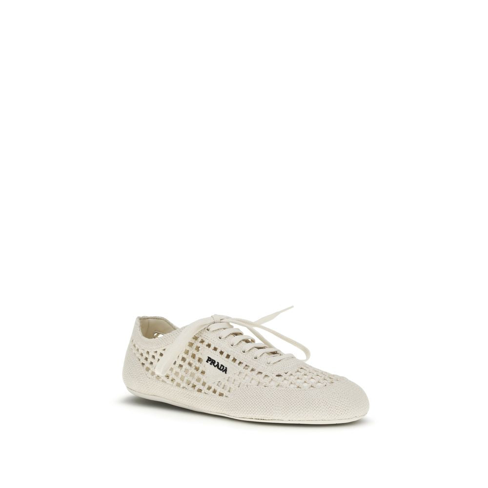 Chaussures basses en tissu beige Prada pour hommes, sneakers élégants avec design simple et moderne.