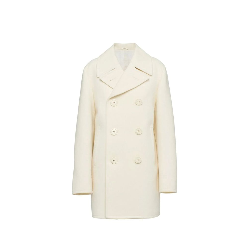 Manteau en laine blanc Prada pour femme, coupe élégante avec col et boutons, porté sur un mannequin.