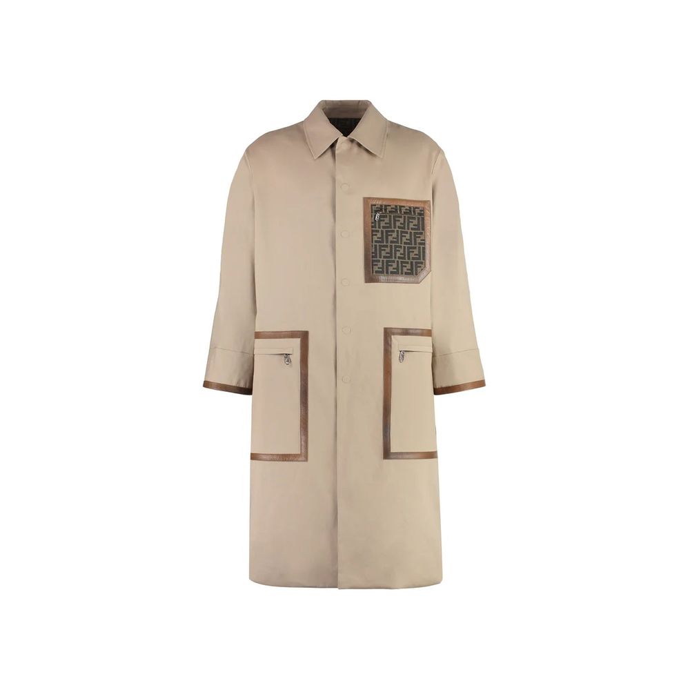 Manteau beige en coton de la marque Fendi, affichant un style élégant avec des détails sophistiqués.