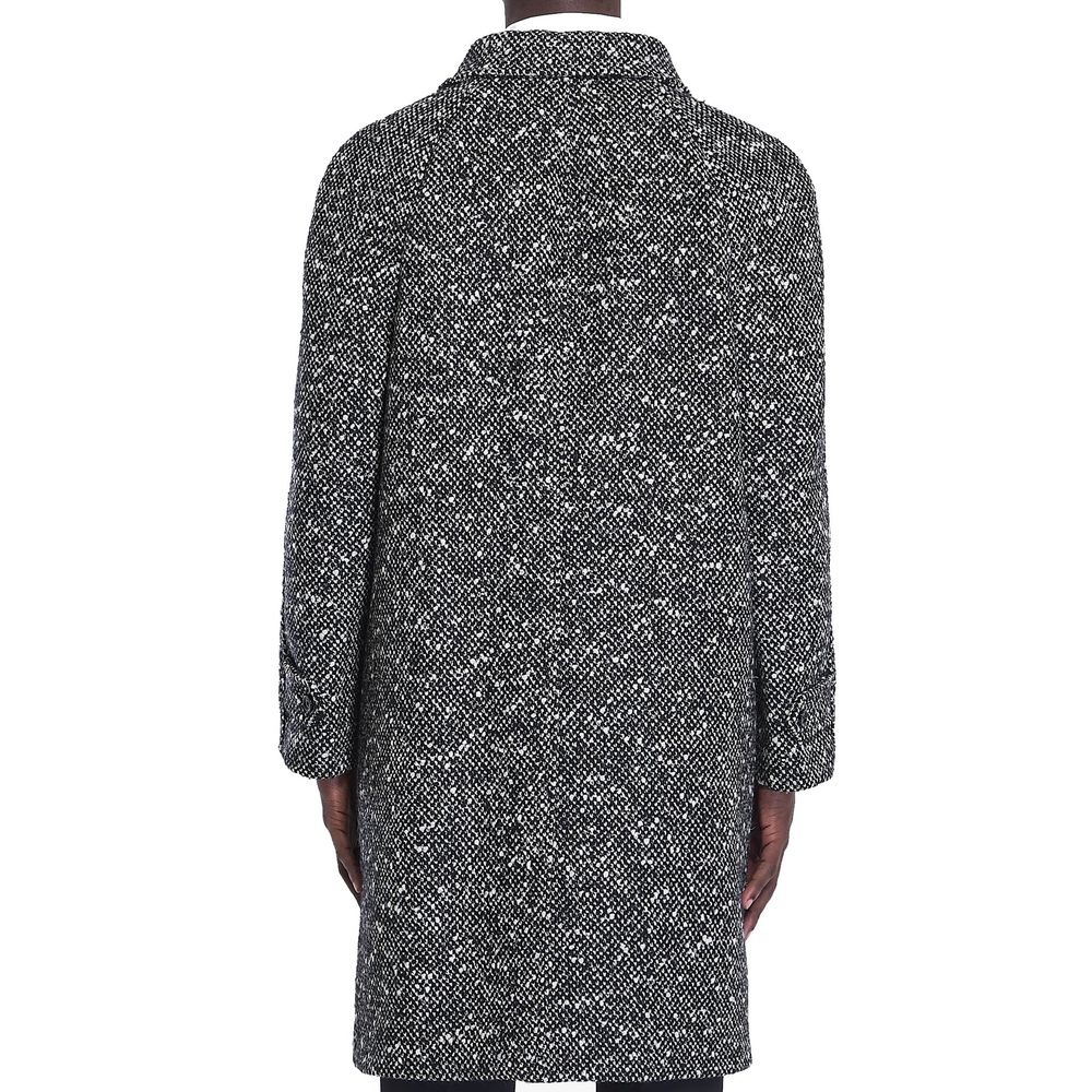 Manteau en mohair gris de Celine, coupe élégante avec col large et manches longues, porté sur un fond neutre.