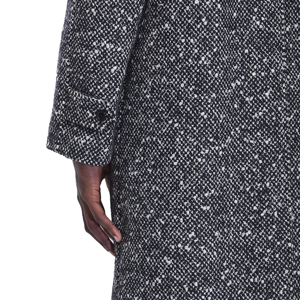 Manteau en mohair gris de Celine, coupe élégante et douce, porté sur un mannequin, détails du col et des boutons visibles.